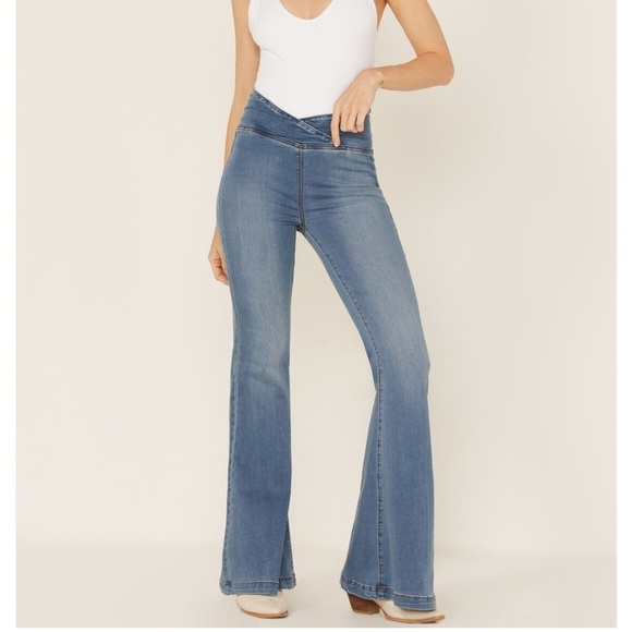 Free People Denim - FREE PEOPLE WOMEN'S VENICE BEACH MEDIUM WASH FLARE JEANS size 30